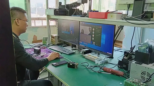 王工與海外客戶視頻會議，在線指導